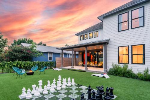 Check-Mate Sleeps 18 & only 7min to Downtown ATX in Austin, USA