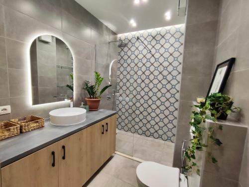 Tirana Premium Apartment with Parking - image 2