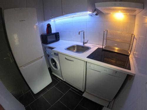Kitchen, Chambre 2 lits pour 4 personnes metro 5 in Bobigny