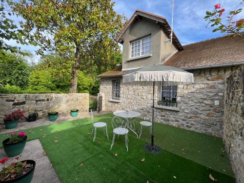 La Maison dans le jardin du Manoir de Bouron in Moigny-sur-Ecole