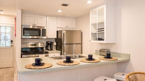 Two-Bedroom Deluxe Apartment image 10
