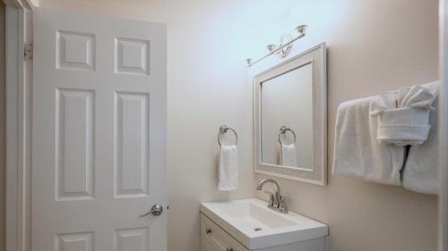 Two-Bedroom Deluxe Apartment image 5