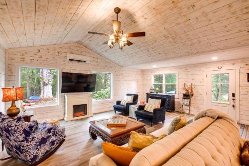 Quiet Tennessee Mountain Cabin with Patio in Pikeville, USA