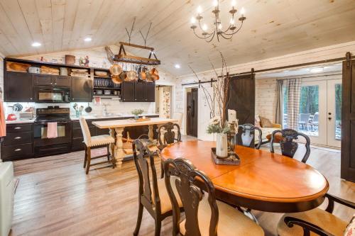 Quiet Tennessee Mountain Cabin with Patio in Pikeville, USA