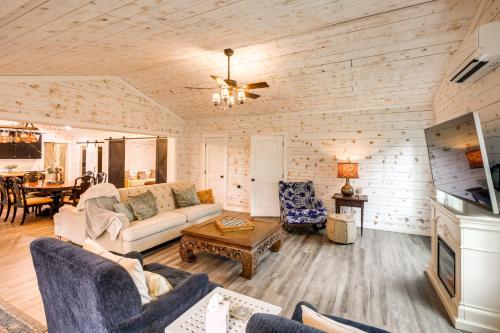 Quiet Tennessee Mountain Cabin with Patio in Pikeville, USA