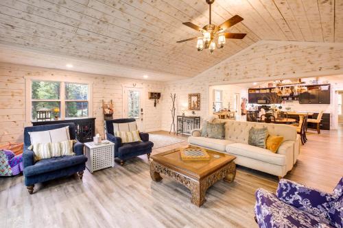 Quiet Tennessee Mountain Cabin with Patio in Pikeville, USA