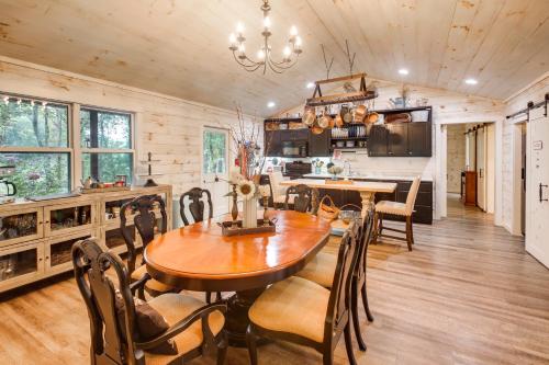 Quiet Tennessee Mountain Cabin with Patio in Pikeville, USA