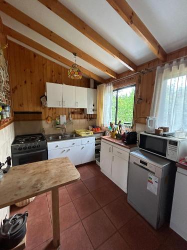 virtuve, Casa familiar entre Lican Ray y Conaripe con acceso directo al lago Calafquen in Chalipen