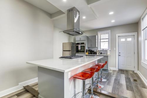 Stylish, Walkable Rowhouse Near Art Museums and Zoo! near Philadelphia Zoo
