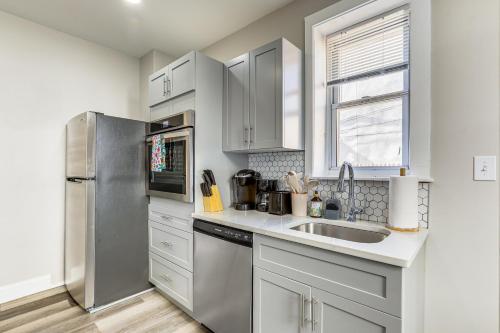 Stylish, Walkable Rowhouse Near Art Museums and Zoo! near Philadelphia Zoo