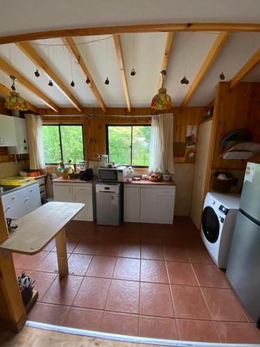 virtuve, Casa familiar entre Lican Ray y Conaripe con acceso directo al lago Calafquen in Chalipen