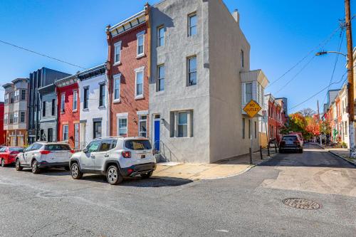 Stylish, Walkable Rowhouse Near Art Museums and Zoo! near Philadelphia Zoo