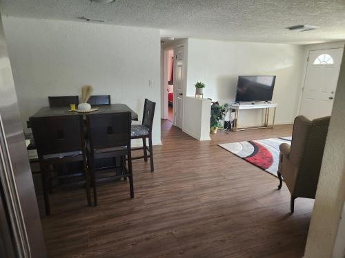 Közös társalgó / TV, Spacious cozy 3 bedroom waterfront house at port Richey in Bayonet Pont (FL)