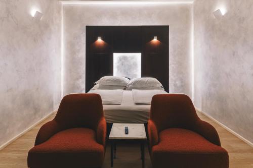 1 queen bed, 1 sofa bed