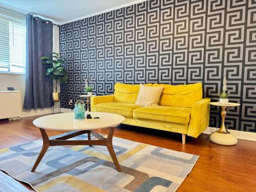 2BR Chic Downtown ATL Condo w Free Parking LM602
