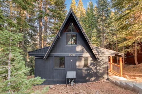 A-Frame of Mind in Tahoe Donner - Pet-Friendly 2 BR 1 BA with Pool Table in Truckee, USA