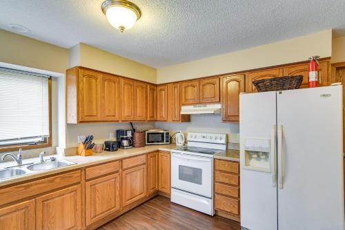 Pet-Friendly Urbandale Home about 8 Mi to Des Moines! in Urbandale, USA
