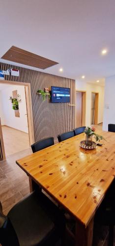 3 bedrooms, 10 beds