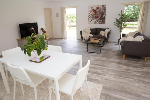 2 Bedrooms with Garage right on Te Awa River Ride, Tamahere (foto 2)