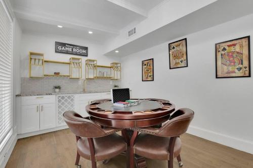 Luxury 7br Buckhead Oasis Wpool,gameroom&firepit in Atlanta, USA