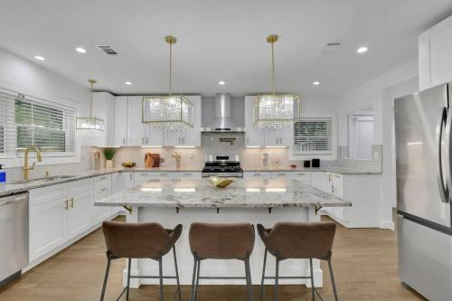 Luxury 7br Buckhead Oasis Wpool,gameroom&firepit in Atlanta, USA