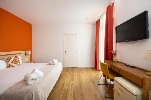 1 queen bed, 1 twin bed