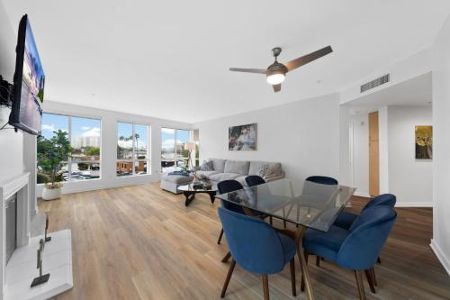 The Turquoise Lounge - Chic 2BR Beach view Pool, Sauna, Los Angeles (foto 6)