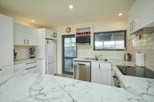 Location with Ocean and Mountain Views, Каикоура (фото 2)