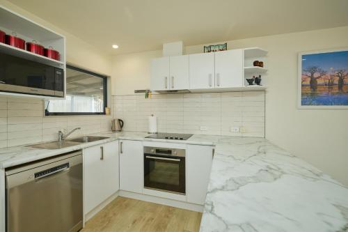 Location with Ocean and Mountain Views, Каикоура (фото 6)
