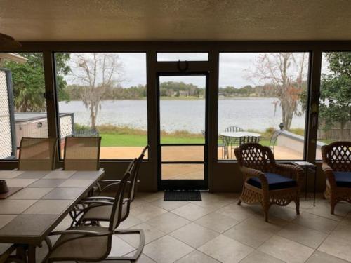 Lakefront Home Where You Can Retreat and Relax in Orlando, USA