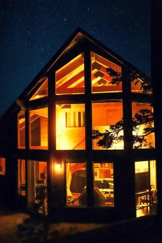 Discover Serenity Cozy Cabin with Mountain Views in Big Bear Lake, USA