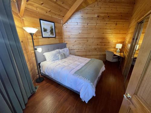 Discover Serenity Cozy Cabin with Mountain Views in Big Bear Lake, USA
