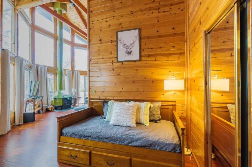 Discover Serenity Cozy Cabin with Mountain Views in Big Bear Lake, USA