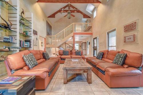 Mwalimu 4br near Fossil Rim w Pool in Glen Rose, USA