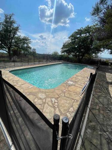 Mwalimu 4br near Fossil Rim w Pool in Glen Rose, USA