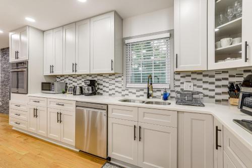 2 Mi to Truist Park Marietta Home with Pool Table in Marietta, USA