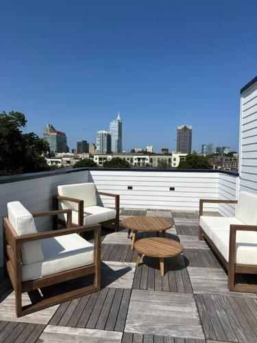 King - 4br Downtown Raleigh -Skyline views in Raleigh, USA