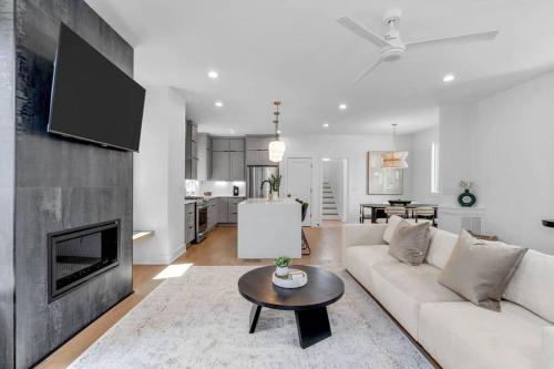 King - 4br Downtown Raleigh -Skyline views in Raleigh, USA