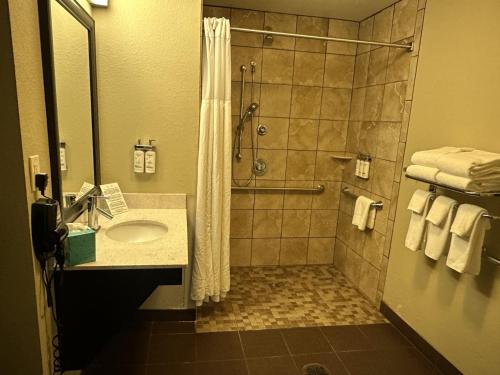 One-Bedroom with Two Double Beds - Hearing Accessible Roll In Shower - Non-Smoking
