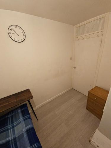 Spacious single room - Tap to explore photos