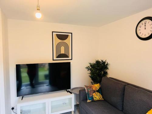Bella Homes-Spacious 4 bedroom Modern Town house Romford