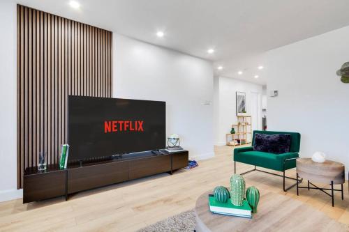 Bright 3-Br by the Park with Large Lounge & Netflix in Ahuntsic-Cartierville