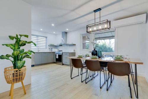 Bright 3-Br by the Park with Large Lounge & Netflix in Ahuntsic-Cartierville