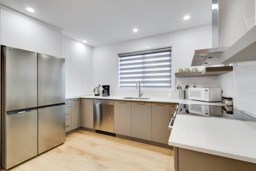 Bright 3-Br by the Park with Large Lounge & Netflix in Ahuntsic-Cartierville