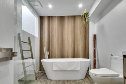 Bright 3-Br by the Park with Large Lounge & Netflix in Ahuntsic-Cartierville