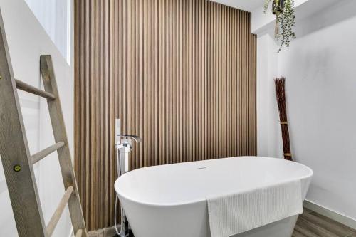 Bright 3-Br by the Park with Large Lounge & Netflix in Ahuntsic-Cartierville