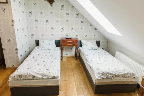 2 twin beds