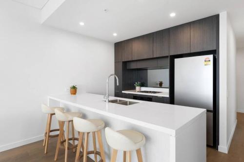 kuhinja, Modern 2BR with Balcony, Pool & Parking in Cronulla