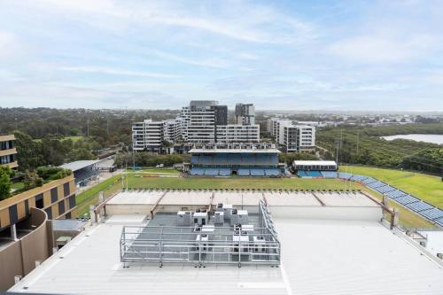Pogled, Modern 2BR with Balcony, Pool & Parking in Cronulla
