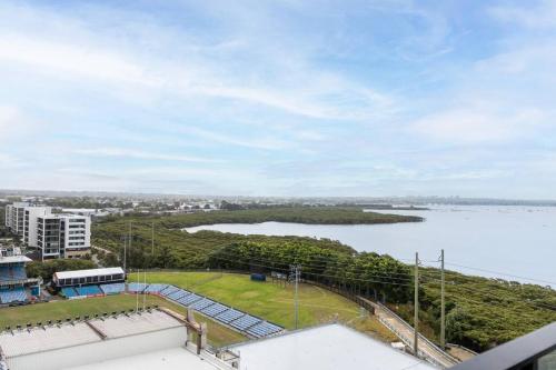 Pogled, Modern 2BR with Balcony, Pool & Parking in Cronulla